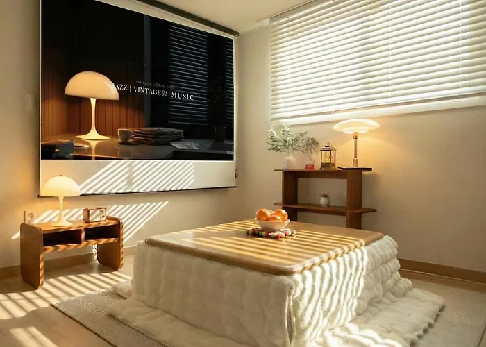 別墅 Hongdae Designer House With Large Beam Projector