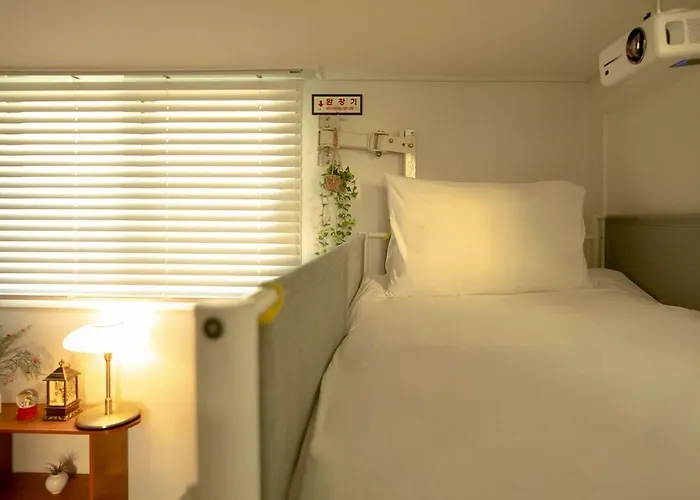 Hongdae Designer House With Large Beam Projector 別墅 *